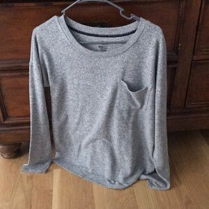 Long sleeve gray tea shirt.